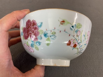 Een Chinese famille rose kom met floraal decor, Yongzheng