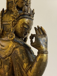 Een Sino-Tibetaanse vergulde bronzen Avalokitesvara met sporen van polychromie, 18/19e eeuw