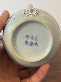 Een Chinese blauw-witte 'Xi Xiang Ji' dekselkan, Xuande merk, Kangxi