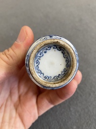 Een Chinese blauw-witte en koperrode snuiffles, 19e eeuw