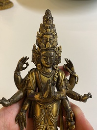 Een Sino-Tibetaanse vergulde bronzen Avalokitesvara met sporen van polychromie, 18/19e eeuw