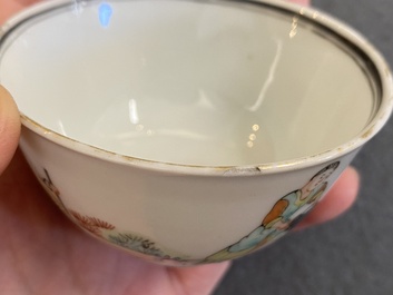 Een paar Chinese famille rose koppen en schotels met Europees decor, Qianlong