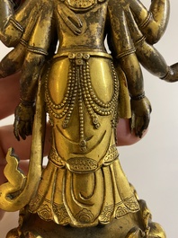 Een Sino-Tibetaanse vergulde bronzen Avalokitesvara met sporen van polychromie, 18/19e eeuw