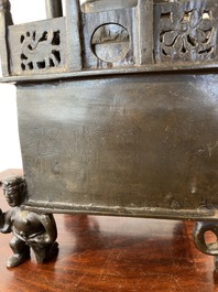 Een Chinese vierkante bronzen 'pagode' wierookbrander met inscripties, 17/18e eeuw