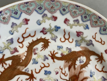 Een Chinese famille rose 'draken' schotel, Guangxu merk en periode