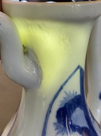 Een Chinese blauw-witte 'Xi Xiang Ji' dekselkan, Xuande merk, Kangxi