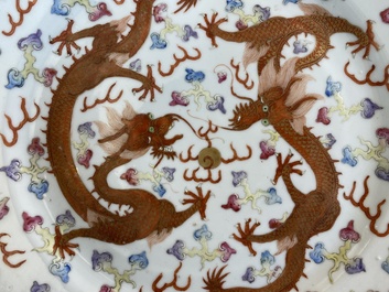 Een Chinese famille rose 'draken' schotel, Guangxu merk en periode