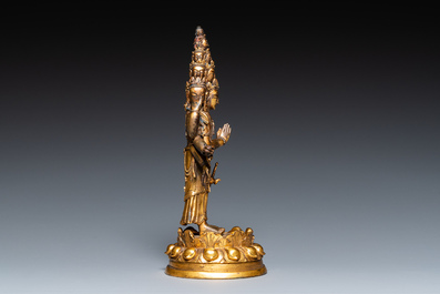 Een Sino-Tibetaanse vergulde bronzen Avalokitesvara met sporen van polychromie, 18/19e eeuw
