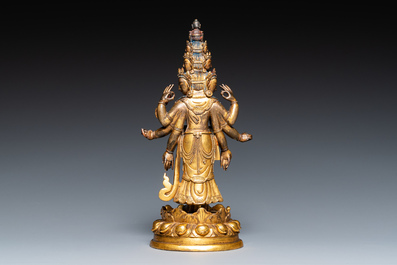 Een Sino-Tibetaanse vergulde bronzen Avalokitesvara met sporen van polychromie, 18/19e eeuw