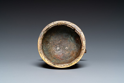 Een Sino-Tibetaanse vergulde bronzen Avalokitesvara met sporen van polychromie, 18/19e eeuw