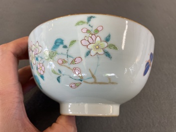 Een Chinese famille rose kom met floraal decor, Yongzheng