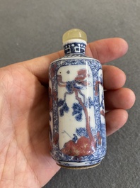 Een Chinese blauw-witte en koperrode snuiffles, 19e eeuw