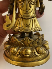 Een Sino-Tibetaanse vergulde bronzen Avalokitesvara met sporen van polychromie, 18/19e eeuw