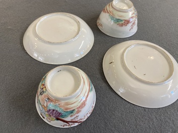 Een paar Chinese famille rose koppen en schotels met Europees decor, Qianlong