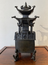 Een Chinese vierkante bronzen 'pagode' wierookbrander met inscripties, 17/18e eeuw