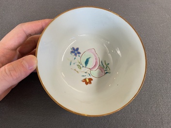 Een Chinese famille rose kom met floraal decor, Yongzheng