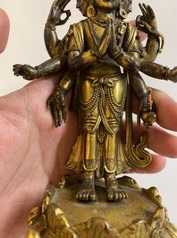 Een Sino-Tibetaanse vergulde bronzen Avalokitesvara met sporen van polychromie, 18/19e eeuw