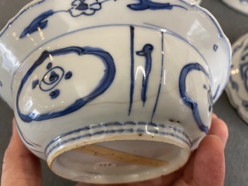 Vier Chinese blauw-witte kraakporseleinen klapmutskommen, Wanli