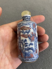 Een Chinese blauw-witte en koperrode snuiffles, 19e eeuw