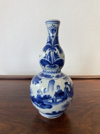 A Chinese blue and white double gourd vase with a scholar and two students, Transitional period