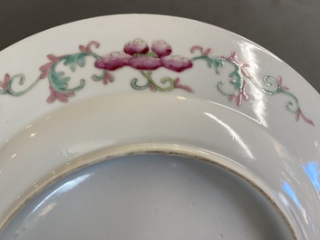 Een Chinese famille rose 'draken' schotel, Guangxu merk en periode