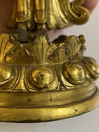 Een Sino-Tibetaanse vergulde bronzen Avalokitesvara met sporen van polychromie, 18/19e eeuw