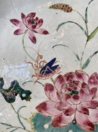 Grand plat en forme de lotus en porcelaine de Chine famille rose &agrave; d&eacute;cor appliqu&eacute;, Yongzheng/Qianlong