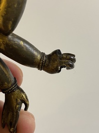 Een Sino-Tibetaanse vergulde bronzen Avalokitesvara met sporen van polychromie, 18/19e eeuw
