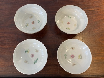 Een paar Chinese famille rose dekselkommen met vlinders, Jiaqing merk, 19e eeuw