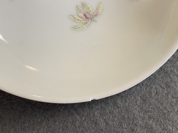 Een paar Chinese famille rose dekselkommen met vlinders, Jiaqing merk, 19e eeuw