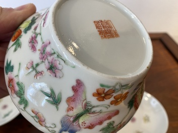 Een paar Chinese famille rose dekselkommen met vlinders, Jiaqing merk, 19e eeuw