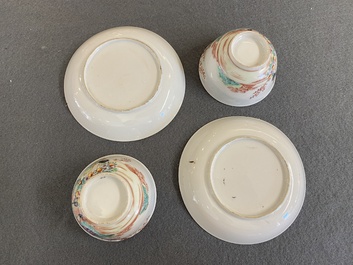 Een paar Chinese famille rose koppen en schotels met Europees decor, Qianlong