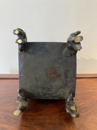 Een Chinese vierkante bronzen 'pagode' wierookbrander met inscripties, 17/18e eeuw