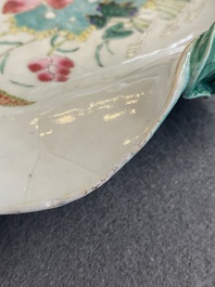 Grand plat en forme de lotus en porcelaine de Chine famille rose &agrave; d&eacute;cor appliqu&eacute;, Yongzheng/Qianlong