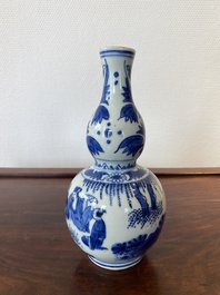 A Chinese blue and white double gourd vase with a scholar and two students, Transitional period
