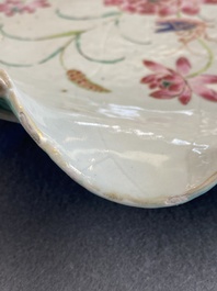 Grand plat en forme de lotus en porcelaine de Chine famille rose &agrave; d&eacute;cor appliqu&eacute;, Yongzheng/Qianlong