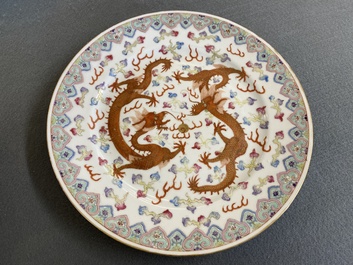 Een Chinese famille rose 'draken' schotel, Guangxu merk en periode