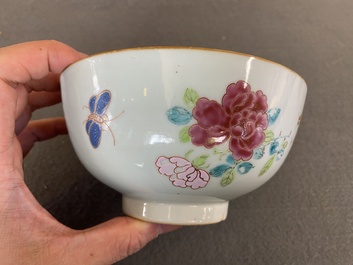 Een Chinese famille rose kom met floraal decor, Yongzheng