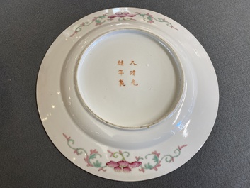 Een Chinese famille rose 'draken' schotel, Guangxu merk en periode