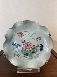 Grand plat en forme de lotus en porcelaine de Chine famille rose &agrave; d&eacute;cor appliqu&eacute;, Yongzheng/Qianlong