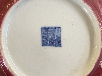 Een paar Chinese monochrome robijnrode schotels, Jiaqing merk en periode