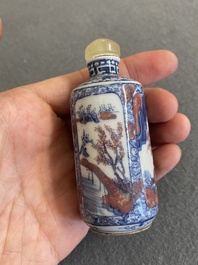 Een Chinese blauw-witte en koperrode snuiffles, 19e eeuw