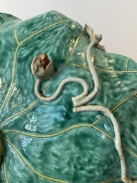 Grand plat en forme de lotus en porcelaine de Chine famille rose &agrave; d&eacute;cor appliqu&eacute;, Yongzheng/Qianlong