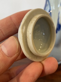 Een Chinese blauw-witte 'Xi Xiang Ji' dekselkan, Xuande merk, Kangxi