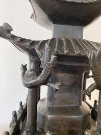 Een Chinese vierkante bronzen 'pagode' wierookbrander met inscripties, 17/18e eeuw