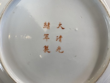 Een Chinese famille rose 'draken' schotel, Guangxu merk en periode