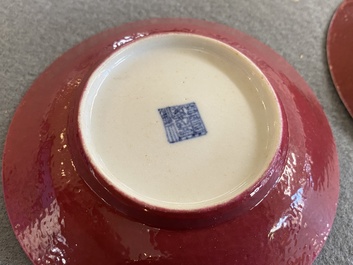 Een paar Chinese monochrome robijnrode schotels, Jiaqing merk en periode