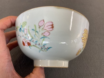 Een Chinese famille rose kom met floraal decor, Yongzheng