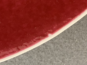 Een paar Chinese monochrome robijnrode schotels, Jiaqing merk en periode