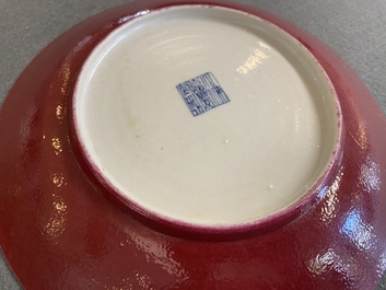 Een paar Chinese monochrome robijnrode schotels, Jiaqing merk en periode